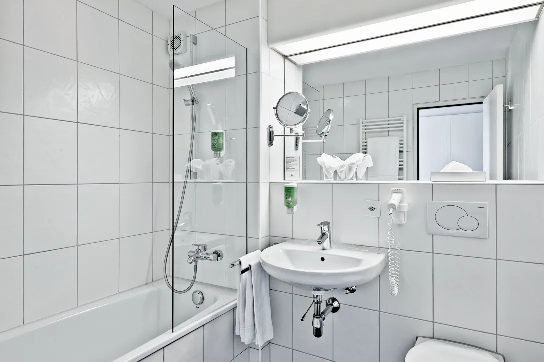 Sorell Hotel Sonnental Doppelzimmer mit Whirlpool und Badezimmer mit Dusche