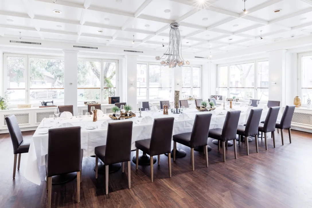 Dübendorfersaal mit einer festlichen Tavolata