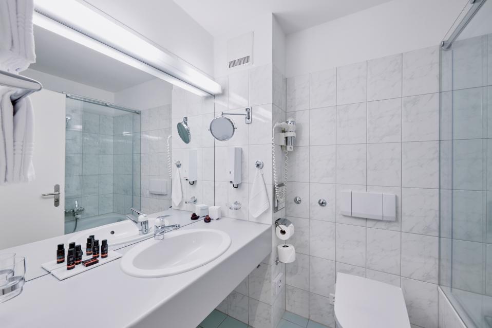Sorell Hotel Speer Deluxe Doppelzimmer King Badezimmer mit Badewanne und Dusche