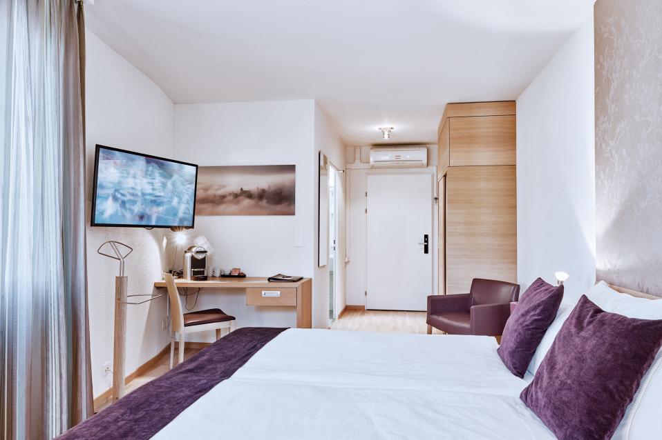 Sorell Hotel Speer Deluxe Doppelzimmer King mit Sitzecke und Schreibtisch