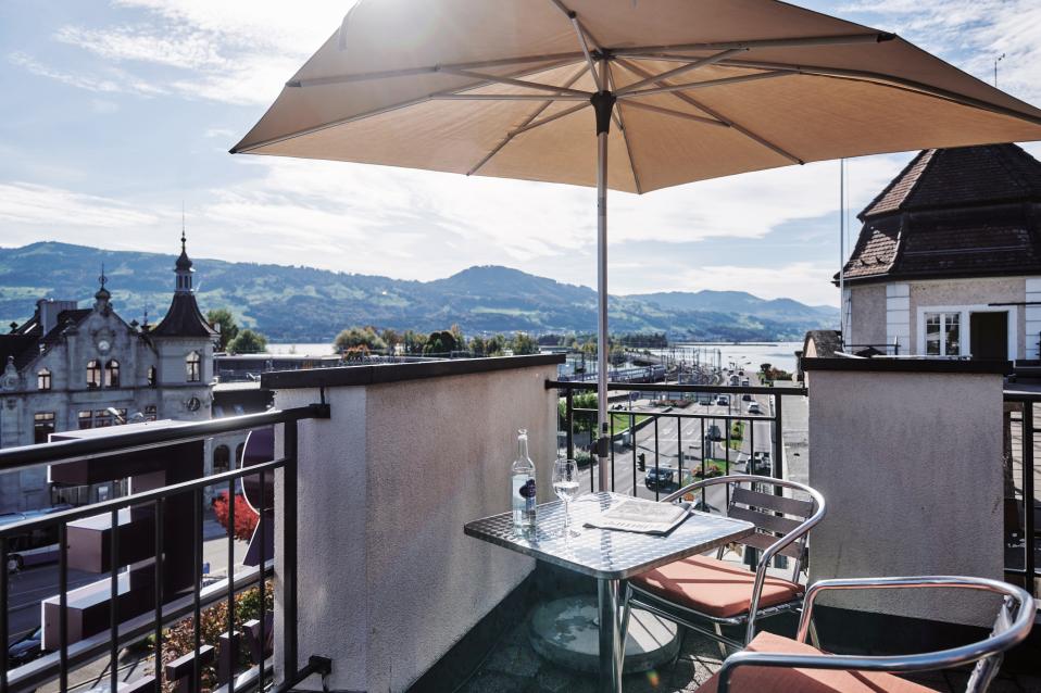 Sorell Hotel Speer Suite mit Sitzecke und Balkon mit Aussicht