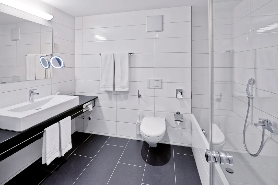 Badezimmer mit Badewanne im Sorell Hotel Tamina in Bad Ragaz