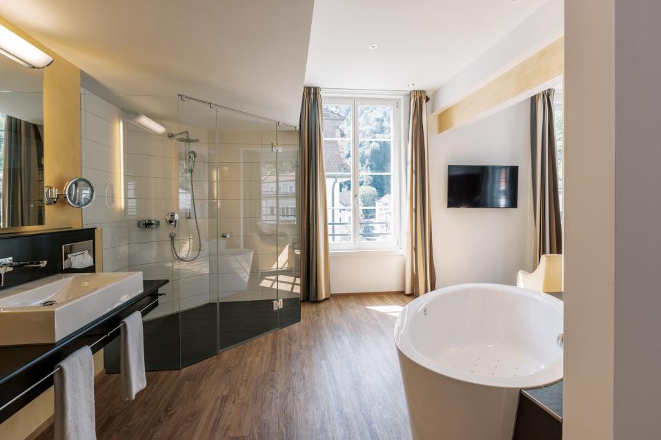 Junior Suite mit Badewanne im Sorell Hotel Tamina in Bad Ragaz
