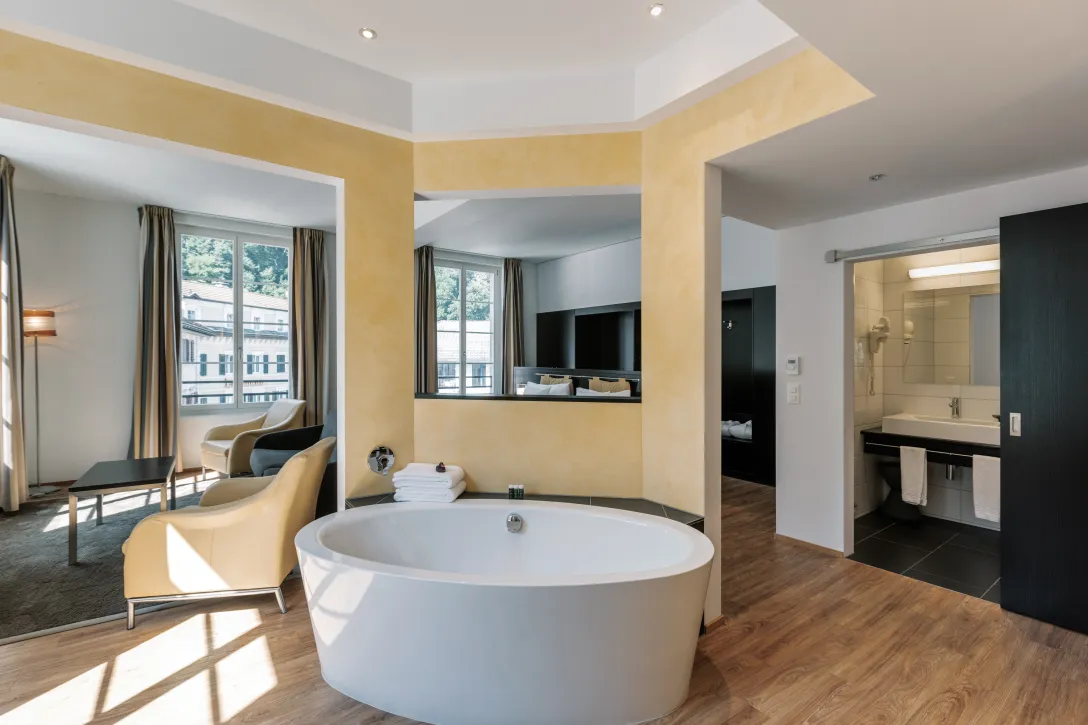 Junior Suite mit Badewanne im Sorell Hotel Tamina in Bad Ragaz