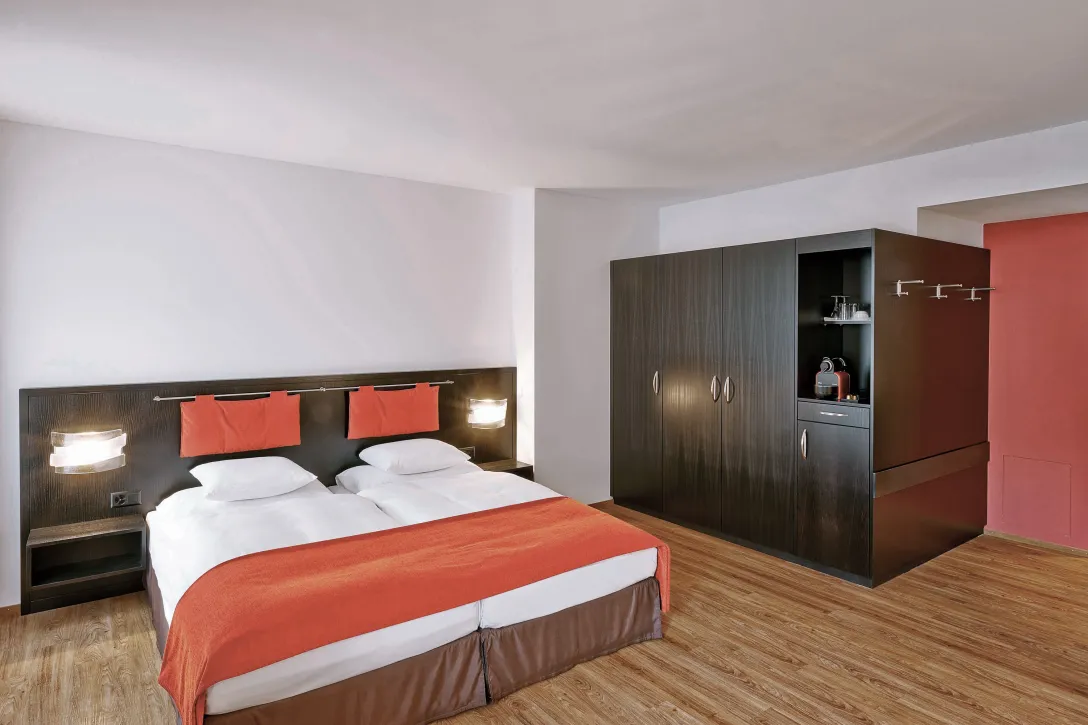 Superior Zweibett Zimmer mit Schrank im Sorell Hotel Tamina in Bad Ragaz