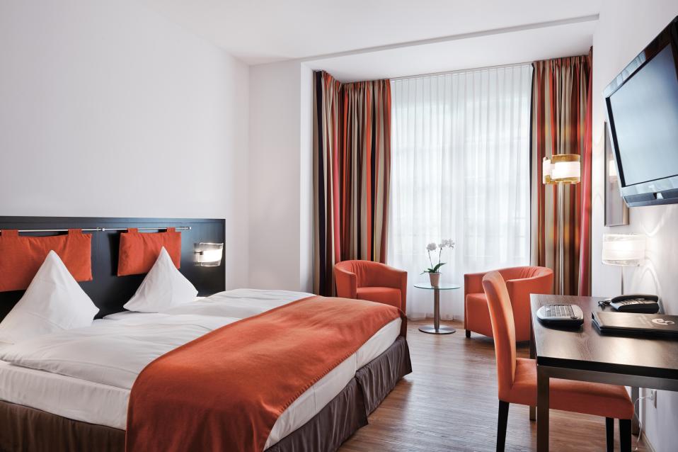 Superior Zweibettzimmer mit Schreibtisch und Sitzecke im Sorell Hotel Tamina in Bad Ragaz