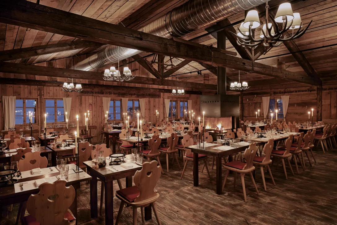 Chalet Züriberg mit Tischen und Stühlen