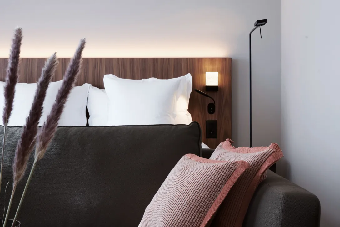 Sorell Hotel Zürichberg Deluxe double room with lake view and seating area