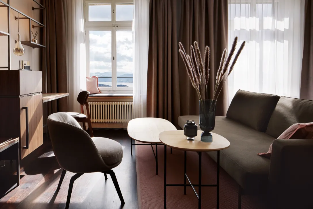 Sorell Hotel Zürichberg Grand Deluxe Zimmer mit Seeblick und Sitzecke