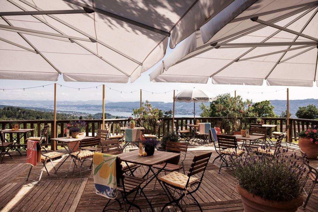 Die Terrasse mit Stühlen und Tischen des Hotels Zürichberg