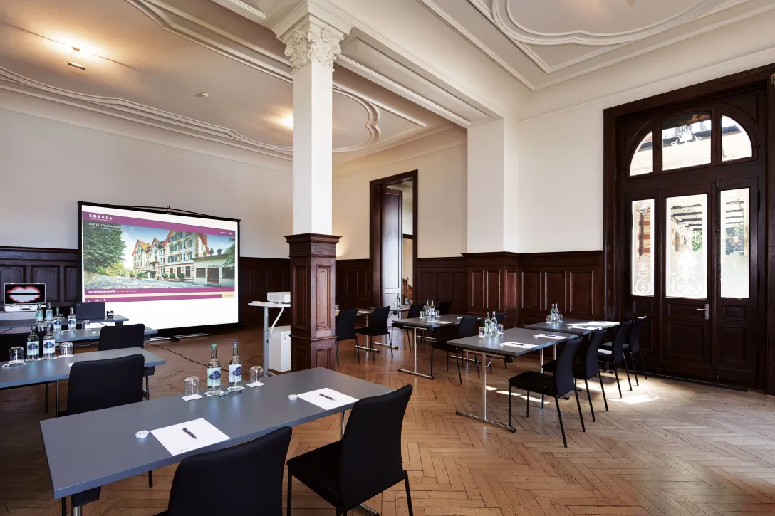 für ein Meeting ausgestatteter Kursaal 2 im Hotel Zürichberg