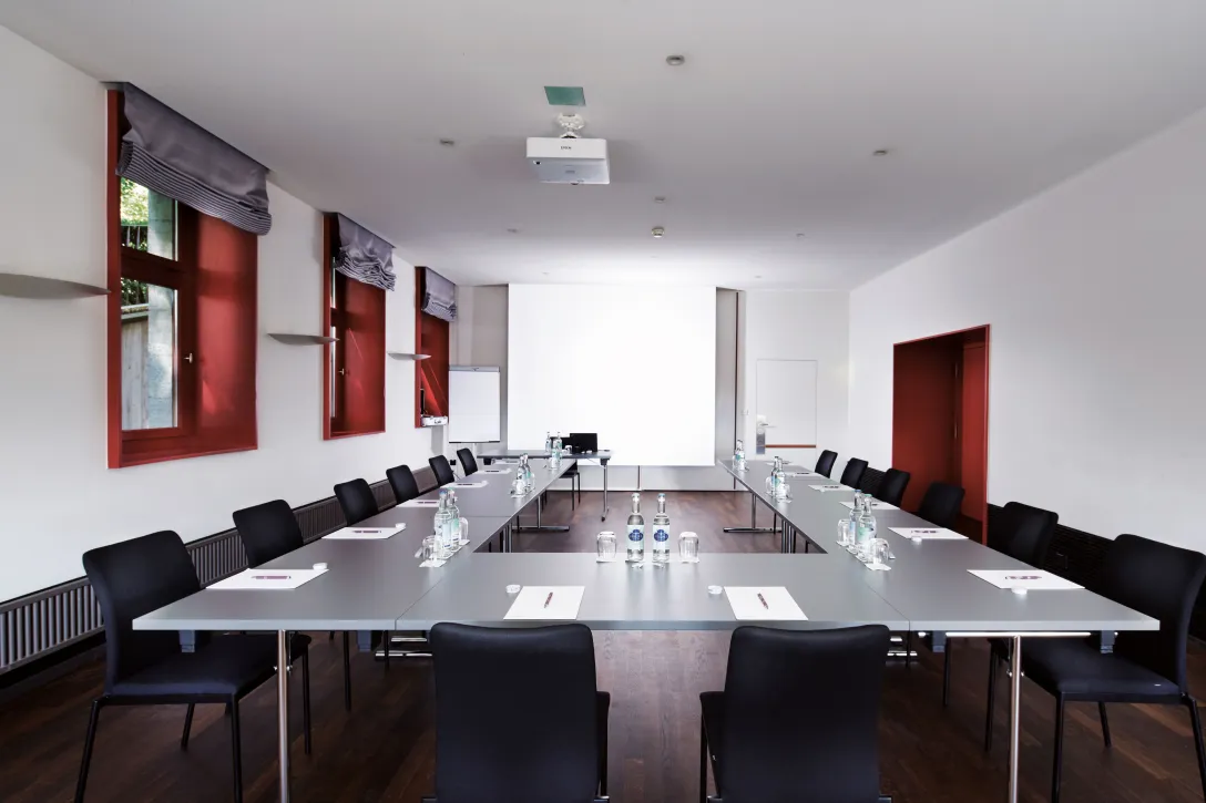 U-shaped seating arrangement in the Zurichberg 3 meeting room