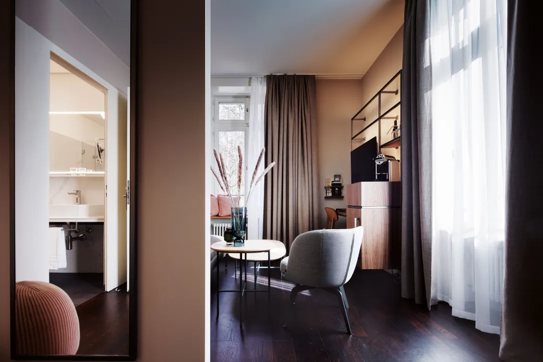 Sorell Hotel Zürichberg Superior double room with seating area and lake view