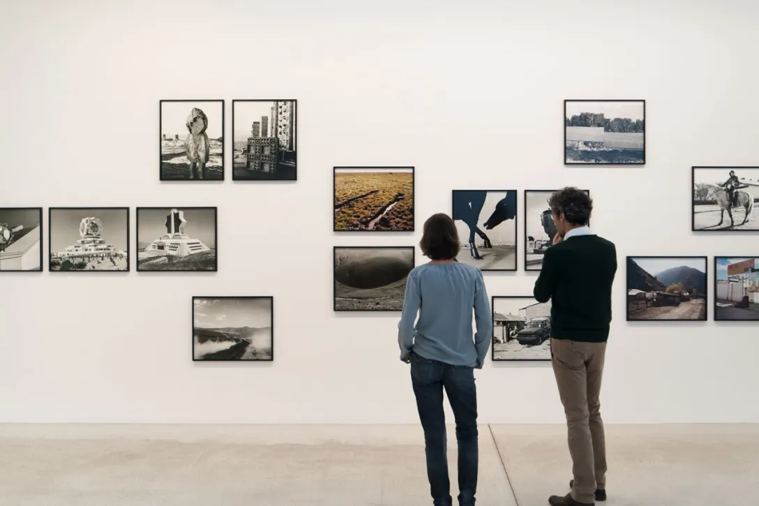 Personen schauen Fotografien in einem Museum an