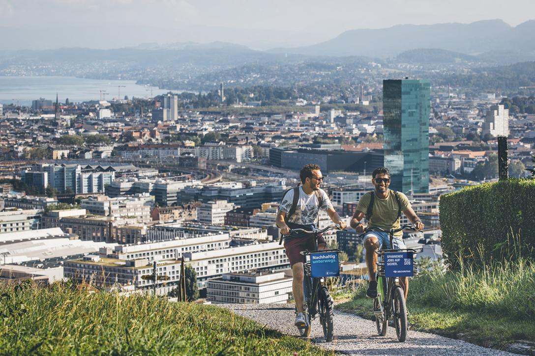 zwei Personen am Velo fahren in Zürich