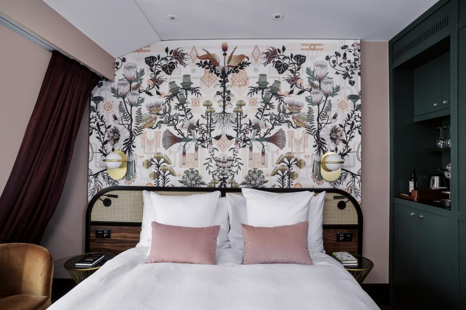 Zimmer mit pinken Kissen und Muster an der Wand im Hotel Seidenhof