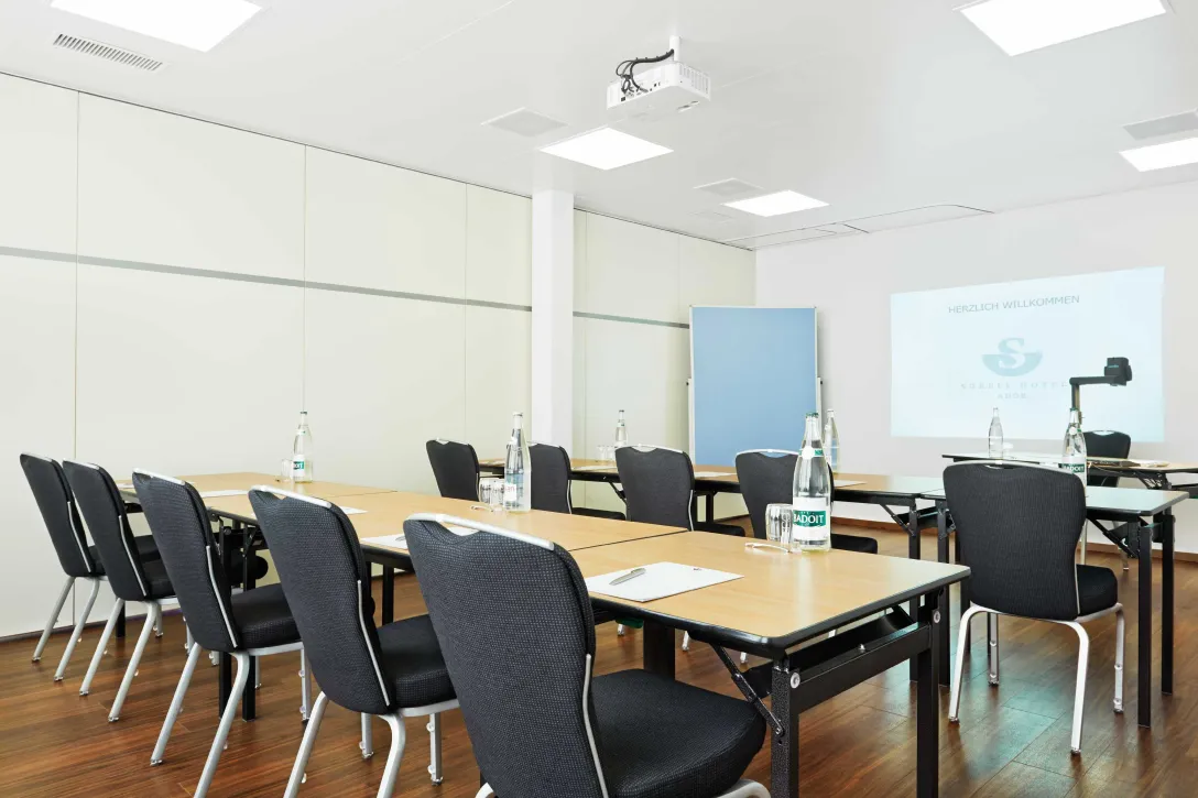 Leuenberger seminar room with parliamentary seating