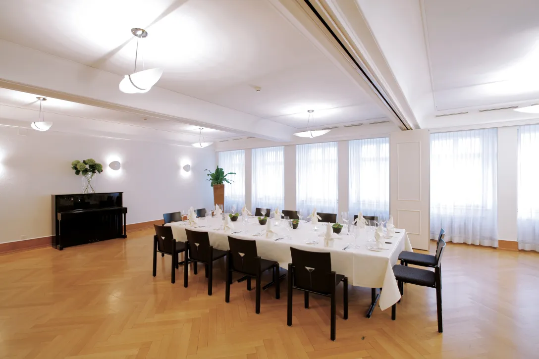 Saal im Hotel Krone das zum Bankette geschmückt ist