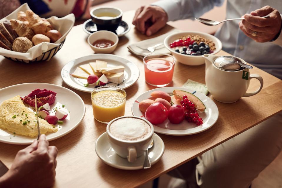Reich gedeckter Frühstückstisch