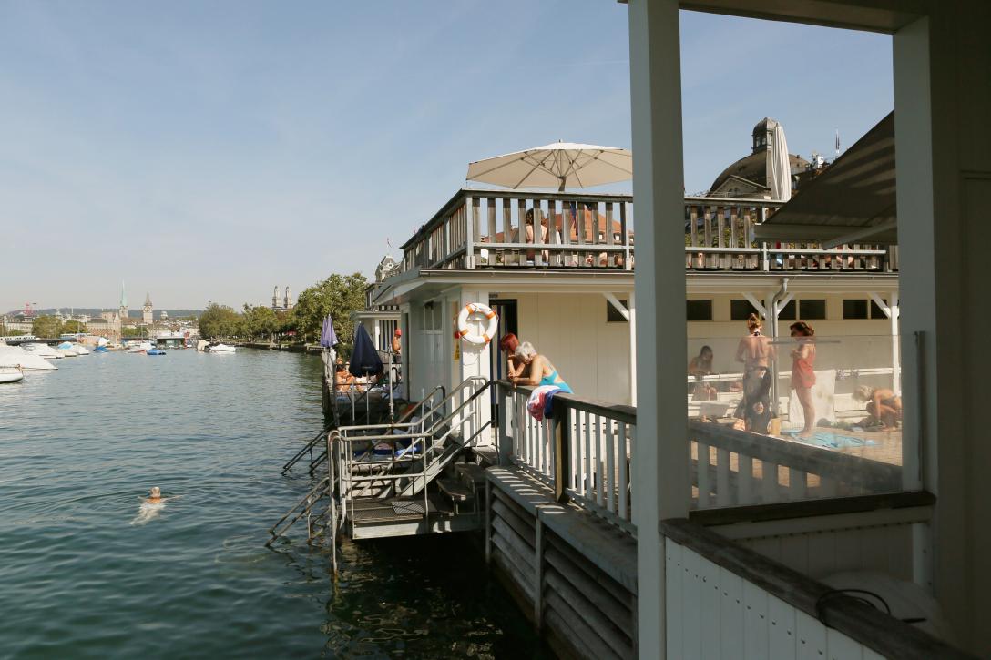 Seeband in der Stadt Zürich mit Menschen die auf die Limmat schauen