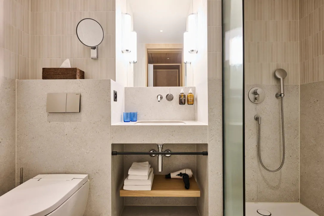 Badezimmer mit Dusche und WC