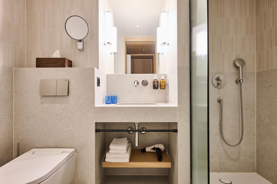 Badezimmer mit Dusche und WC