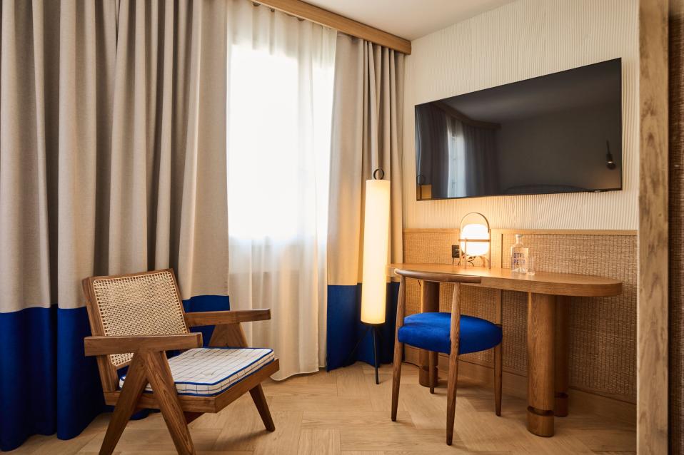 Standard Einzelzimmer Fernseher und Sitzecke