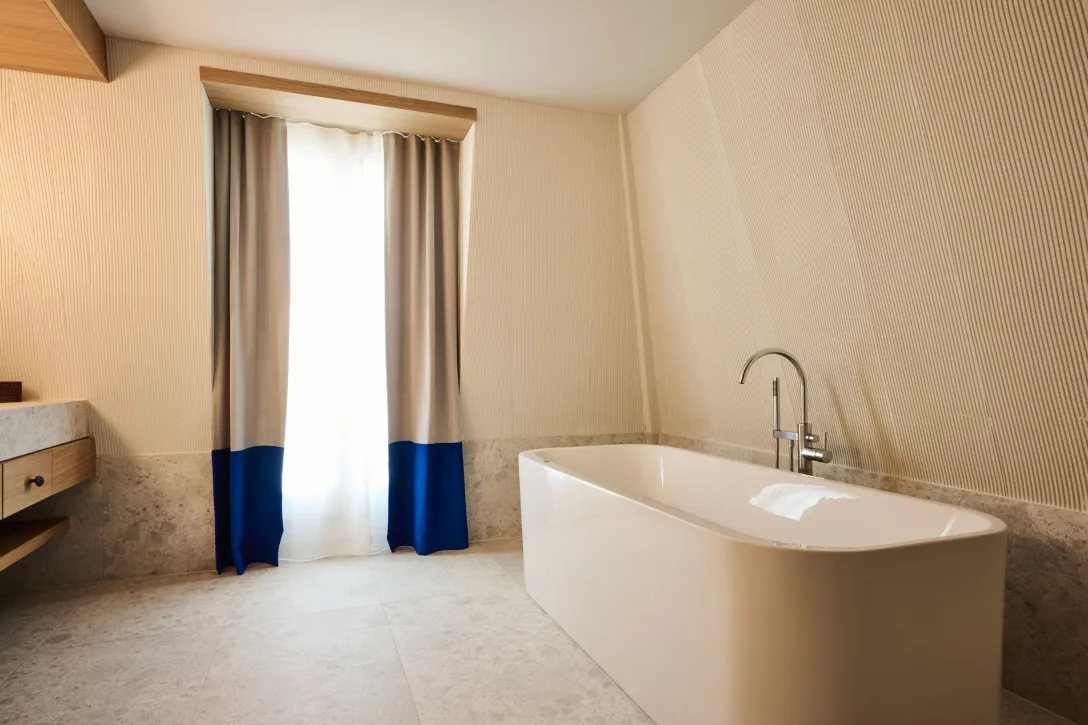 Free-standing bathtub in the Junior Suite