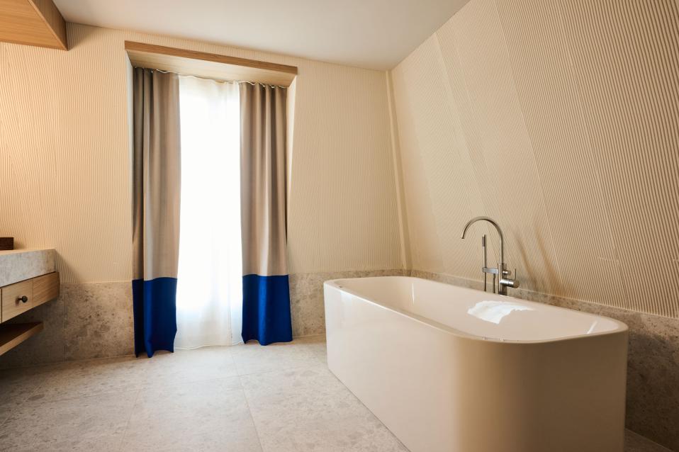 freistehende Badewanne in der Junior Suite