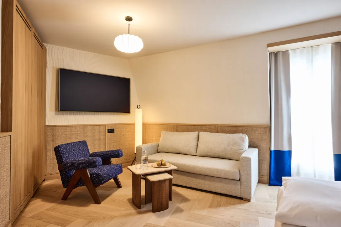 Sitting area with TV screen in the Junior Suite