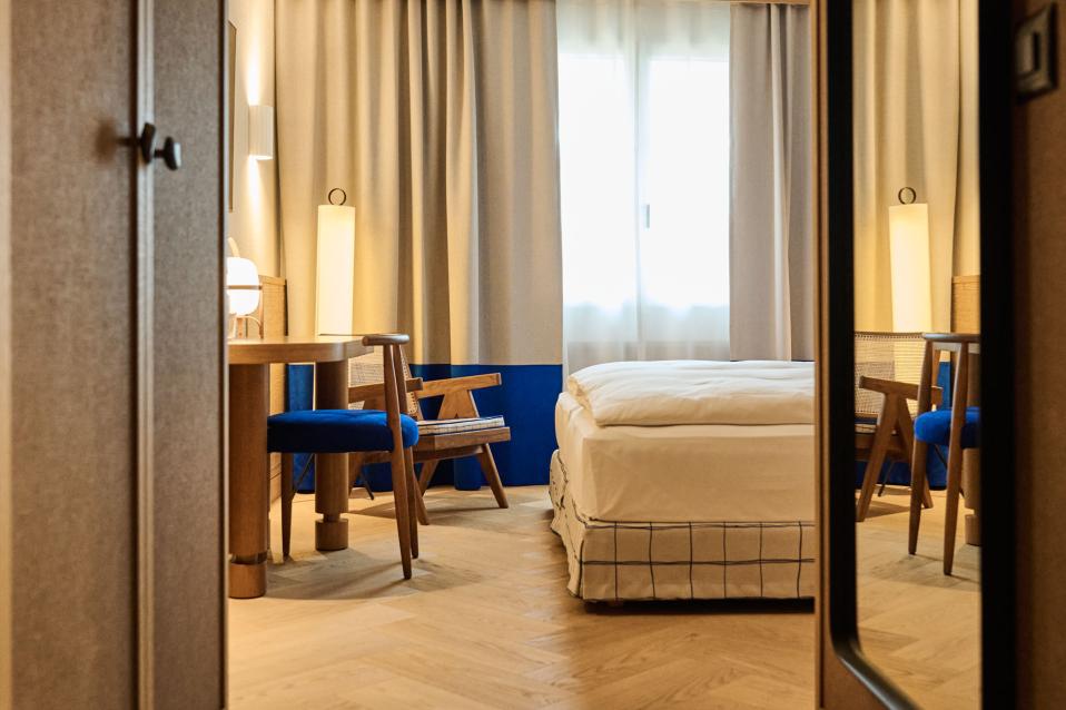 Eingang Hotelzimmer mit Blick aufs Bett