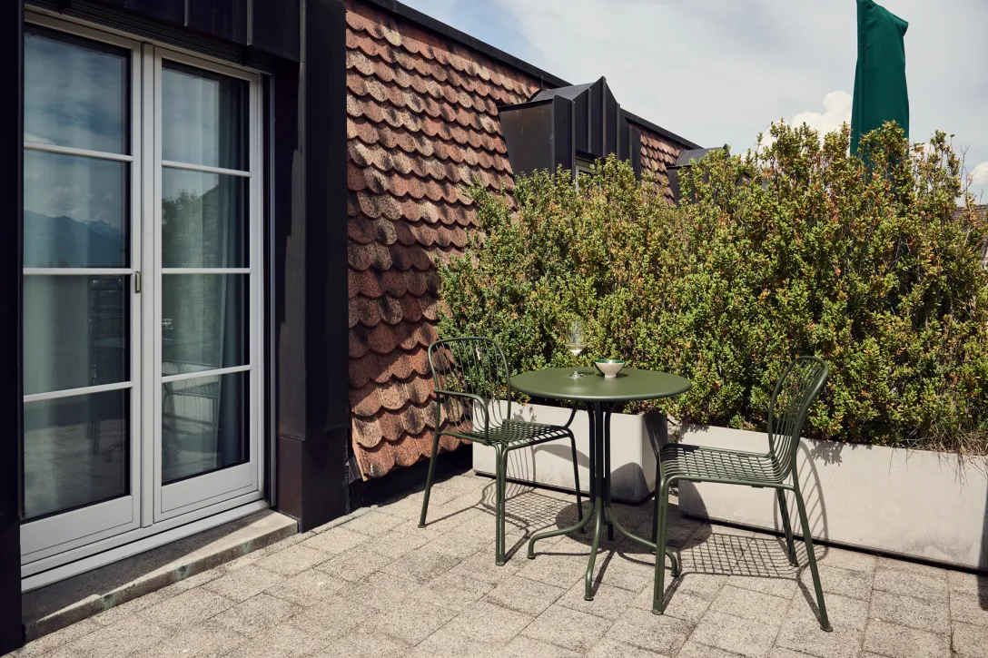 kleine Terrasse mit Stühlen und Tischen 