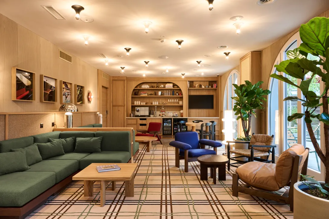 Lobby mit verschiedenen Stühlen und Pflanzen