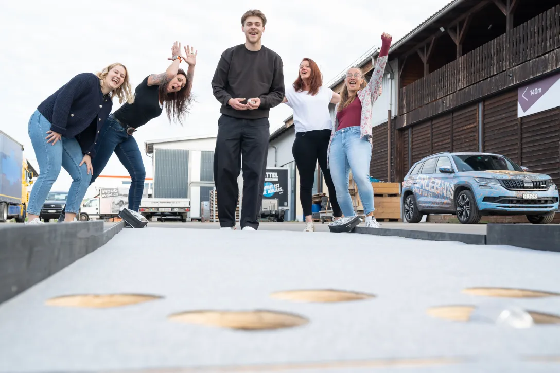 Team spielt gemeinsam Kebel und freut sich