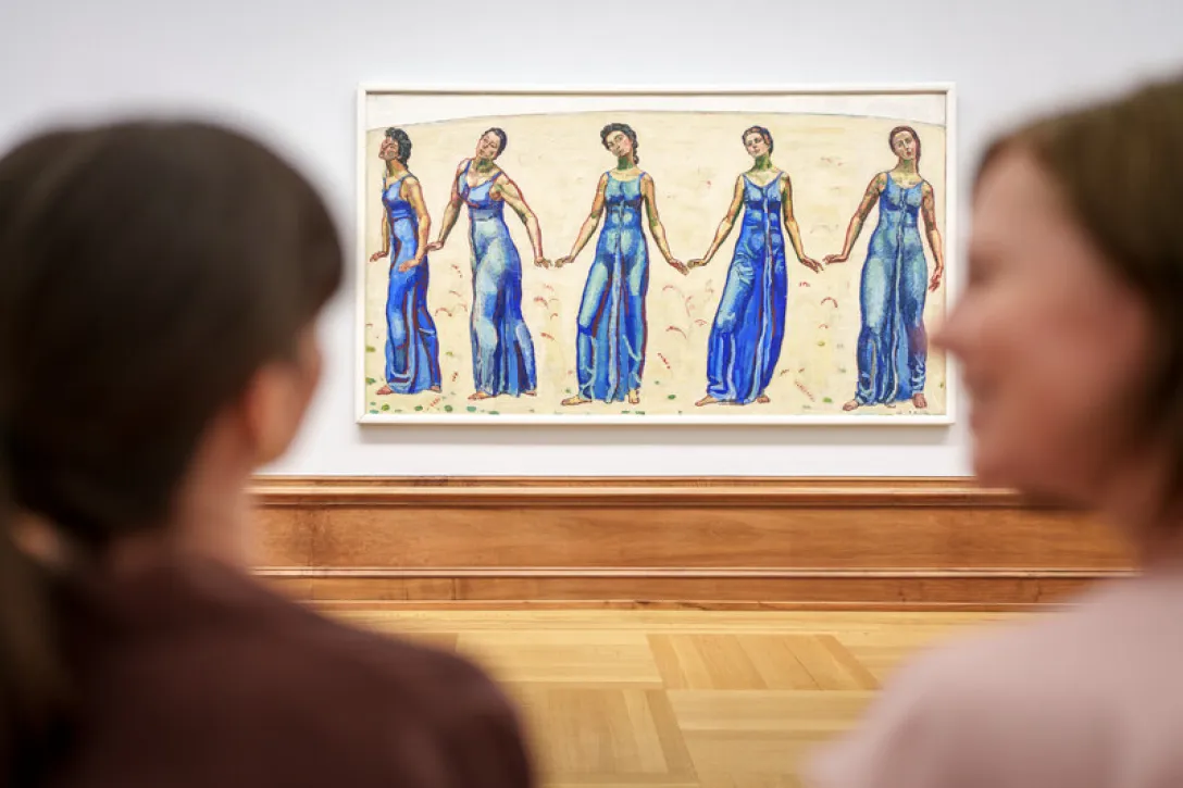 People in front of paintings at the Winterthur Art Museum