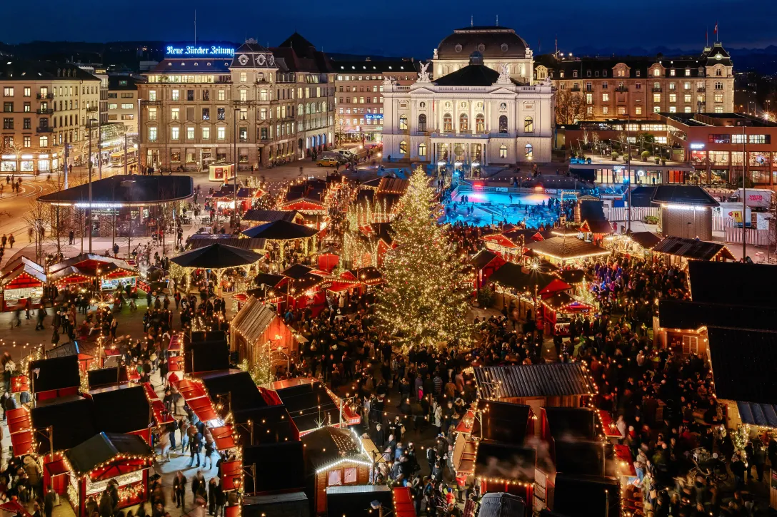 Blick auf das Weihnachtsdorf auf dem Sechseläutenplatz 