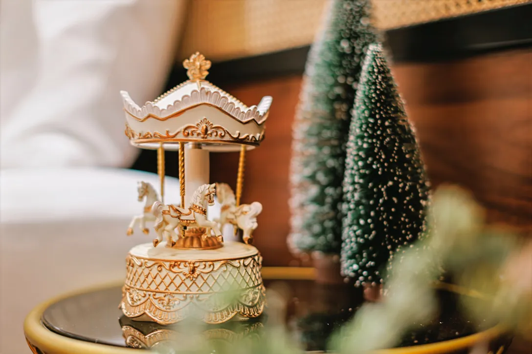 Karousell auf dem Nachttisch mit Weihnachtsdeko