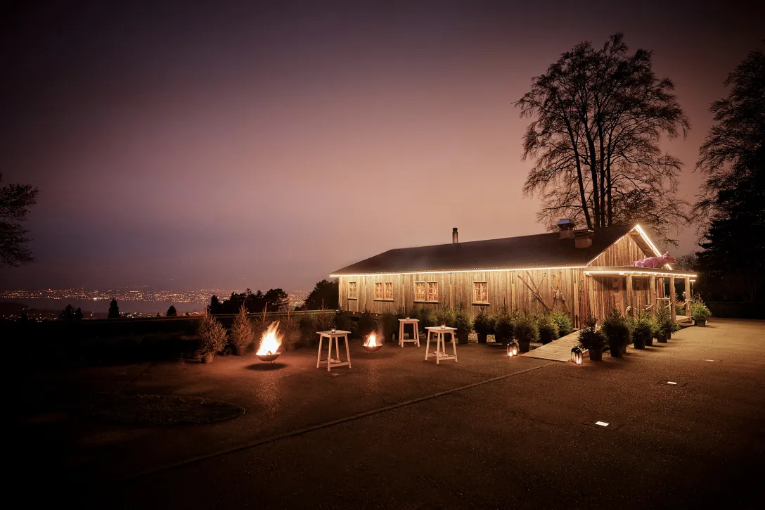 Aussenansicht Chalet Zürichberg im Dunkeln