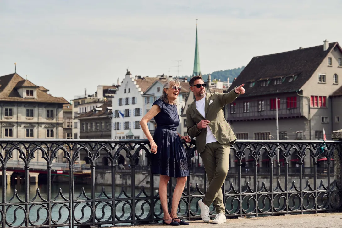 Frau und Mann stehen auf der Brücke in Zürich