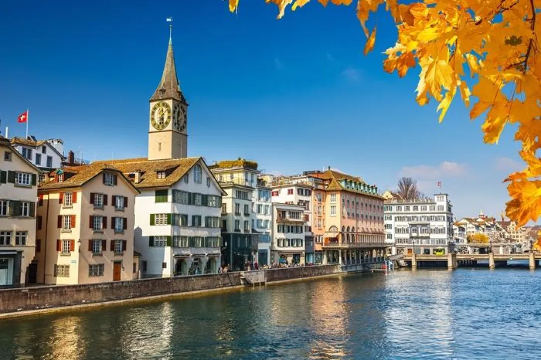 Altstadt von Zuerich mit strahlend blauem Himmel