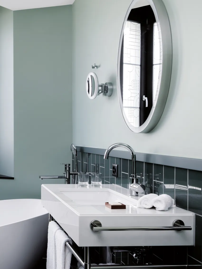 Badzimmer mit Badewanne im Sorell Hotel Seidenhof