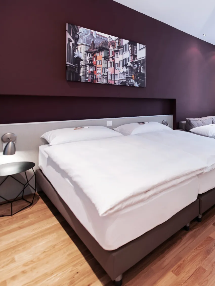Sorell Hotel Rex Familienzimmer mit Schreibtisch