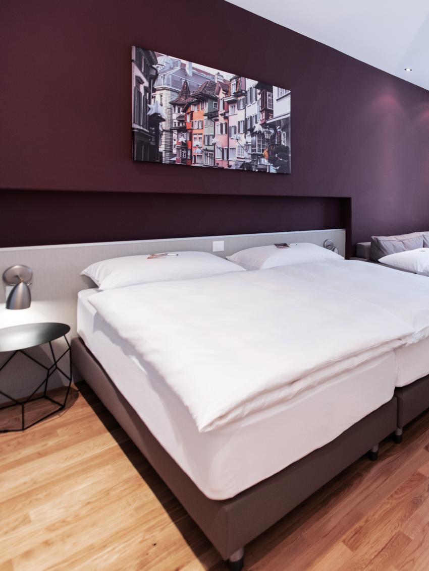 Sorell Hotel Rex Familienzimmer mit Schreibtisch