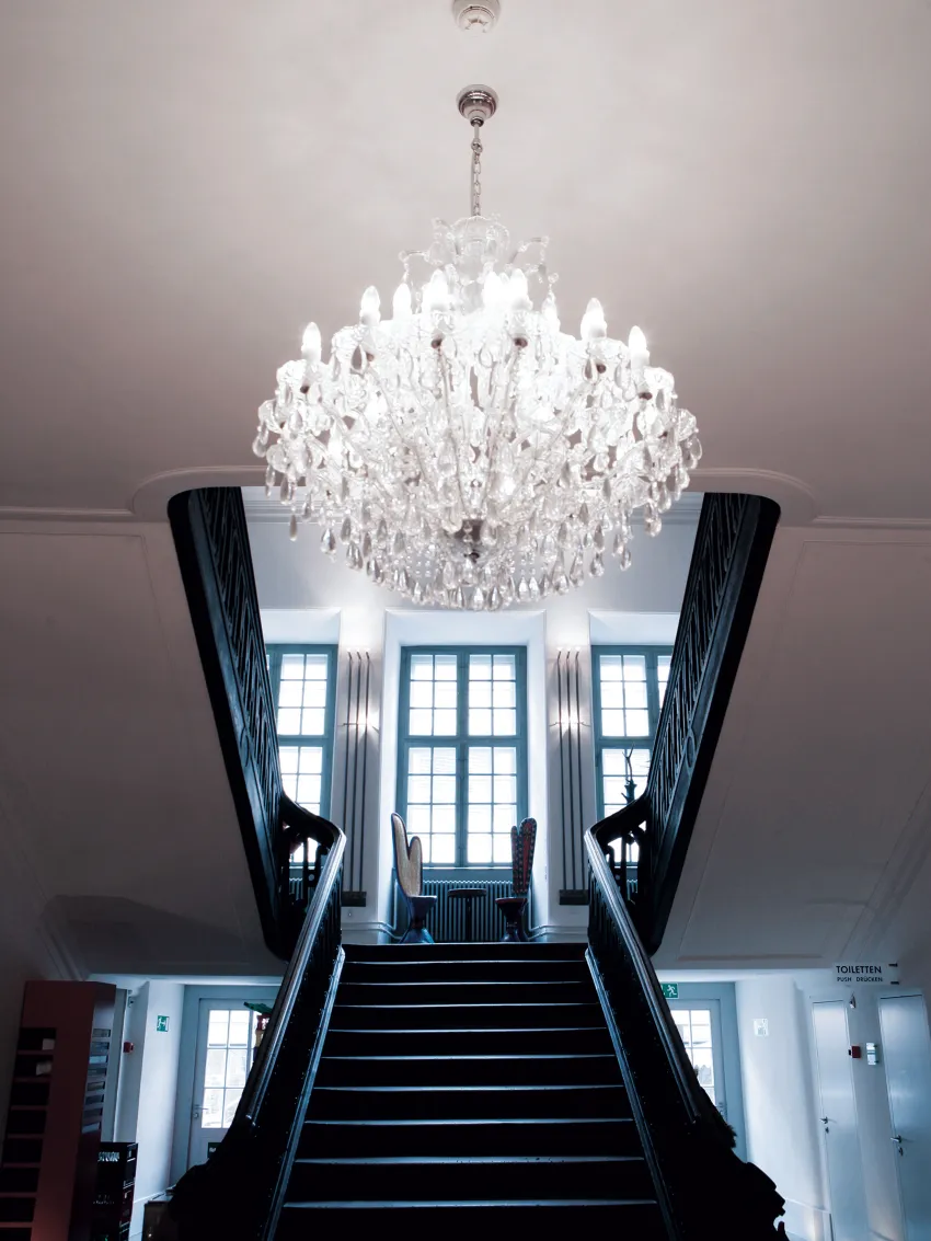 Aufnahme des Treppenhauses mit Leuchter im Hotel Rüden