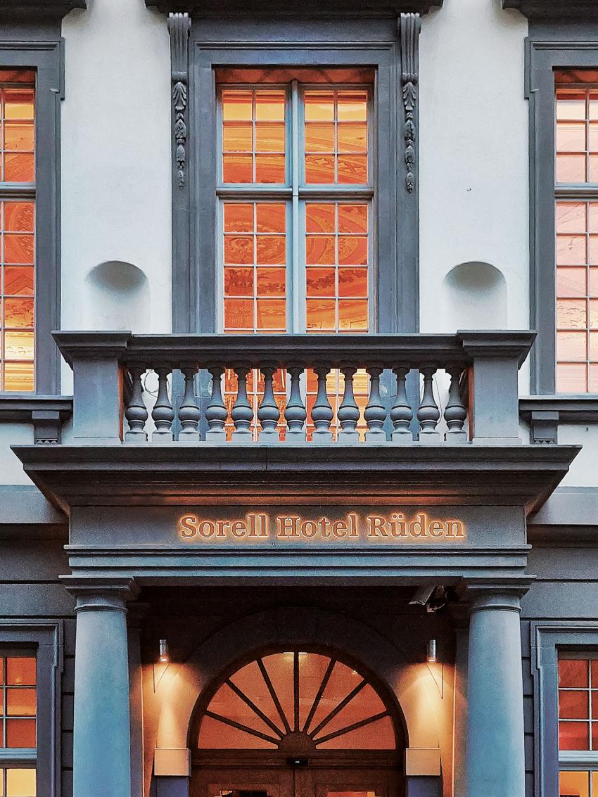 Eingang des Sorell Hotels Rüden