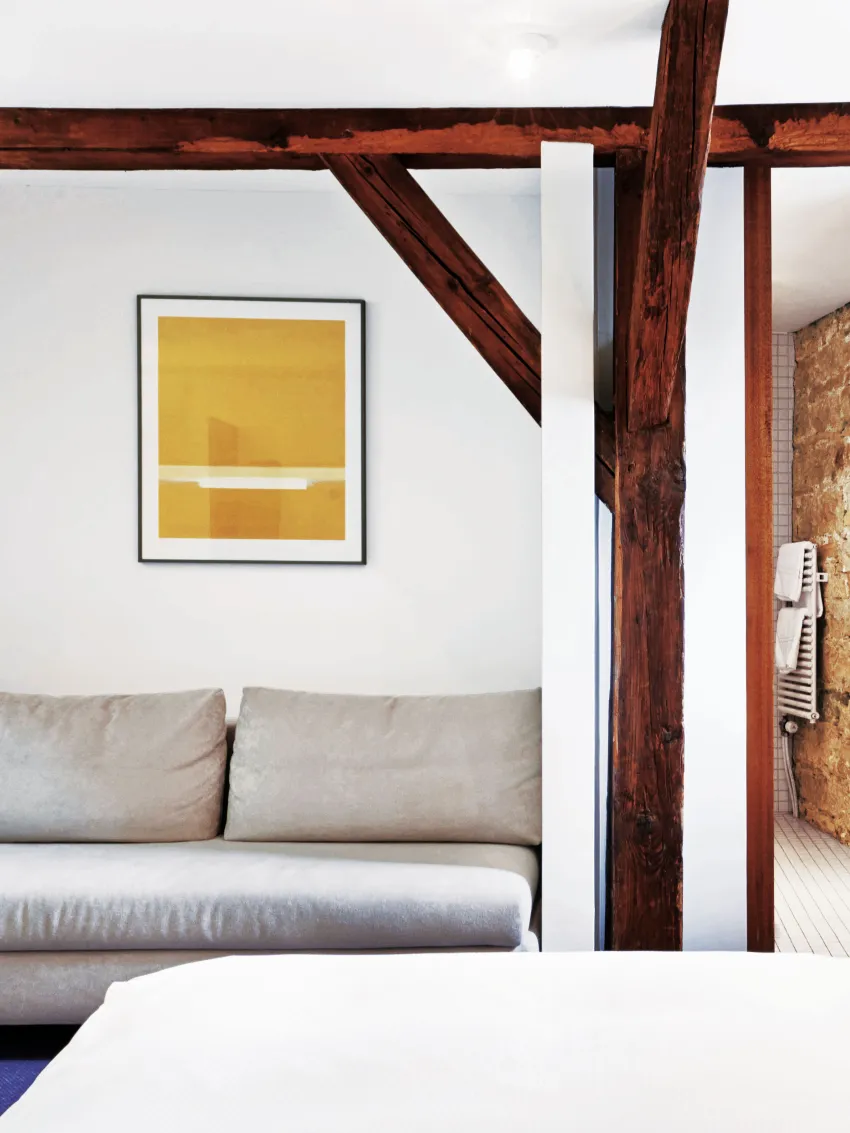 Sofa in einem Zimmer im Hotel Rüden