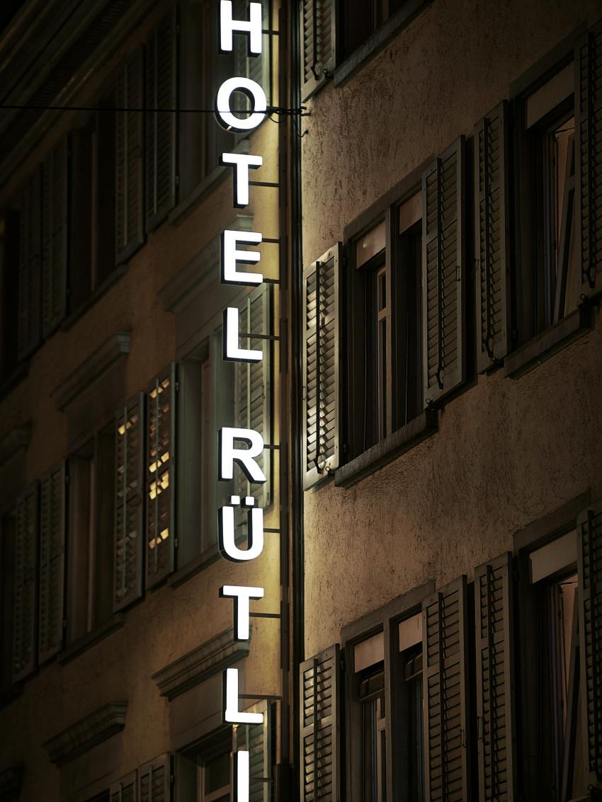 Beleuchteter Schriftzug des Hotels Rütli