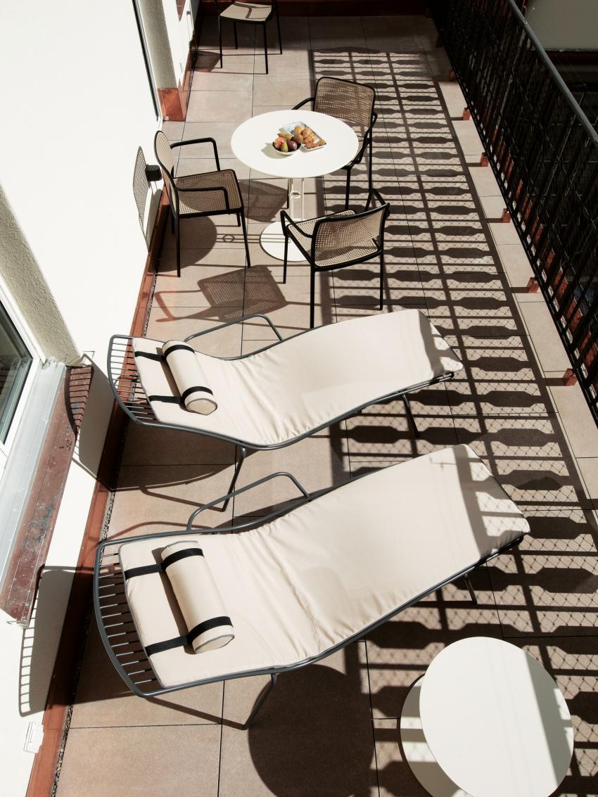 Aufnahme der Terrasse mit Liegen und Tischen