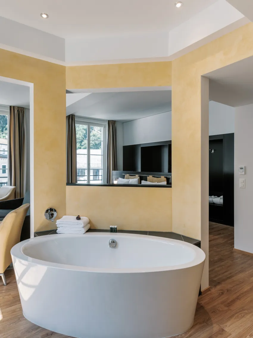 offene Badewanne in der Junior Suite