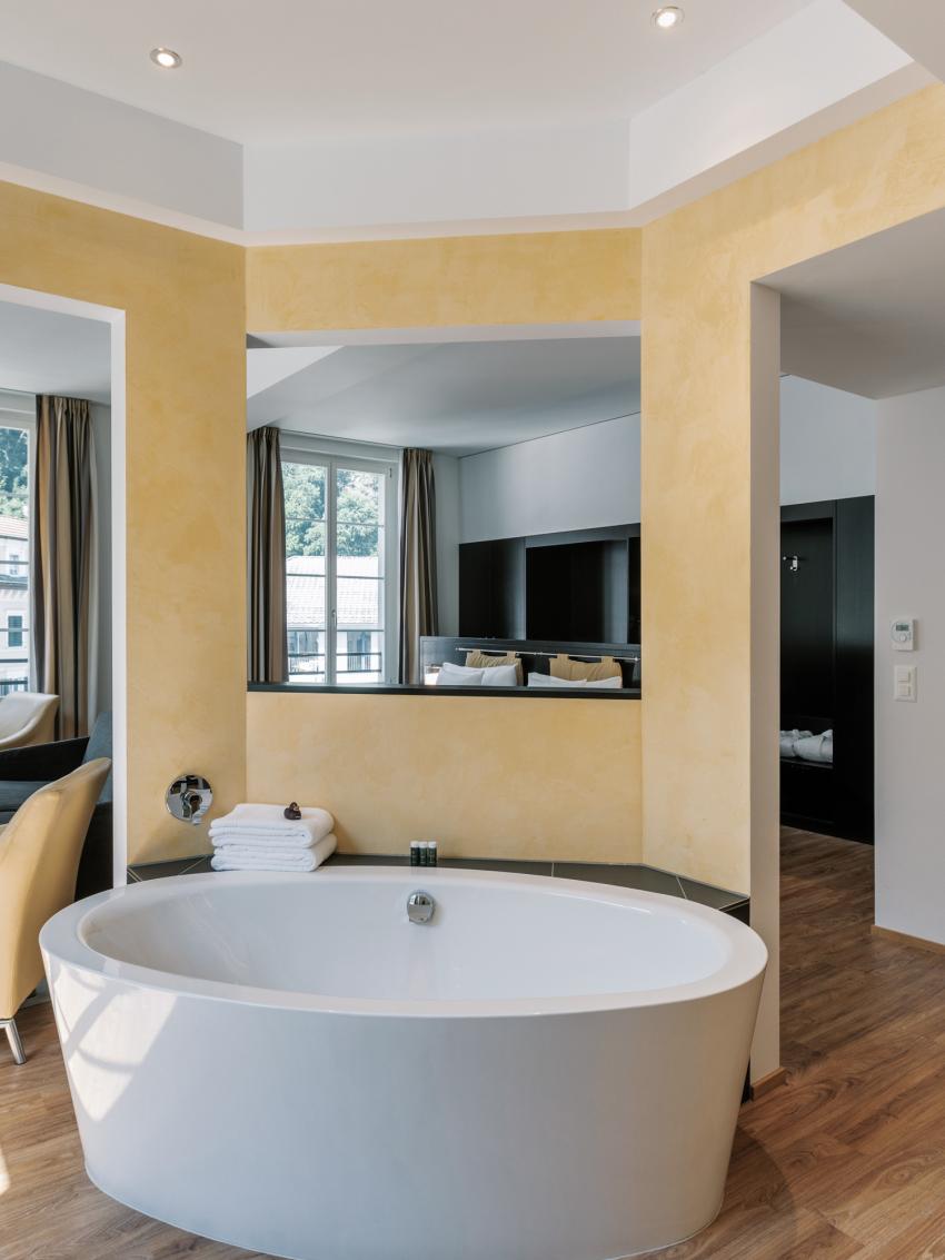 offene Badewanne in der Junior Suite